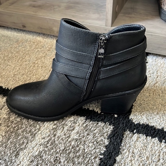 Boots - Picture 4 of 5